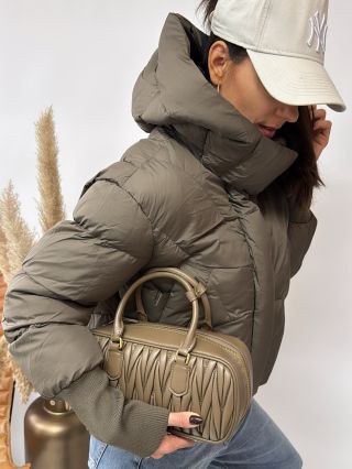 Dámska zimná bunda NICO Cena 69.90€ • materiál 100% polyester • zapínanie na zips a cvoky • po oboch stranách vrecká na...