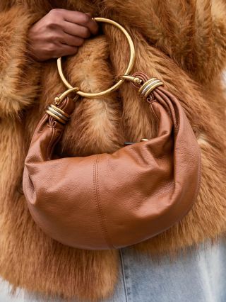 Túto koženú fešandu v štýle Chloé nájdeš na eshope poslednými kusmi, tak choď omrknúť priložený odkaz, kde nájdeš celý...