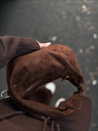 Jeden z našich #bestseller modelov - kabelka s uzlom v novom prevedení, doplnená o crossbody popruh dostupná v 2 #trendy...